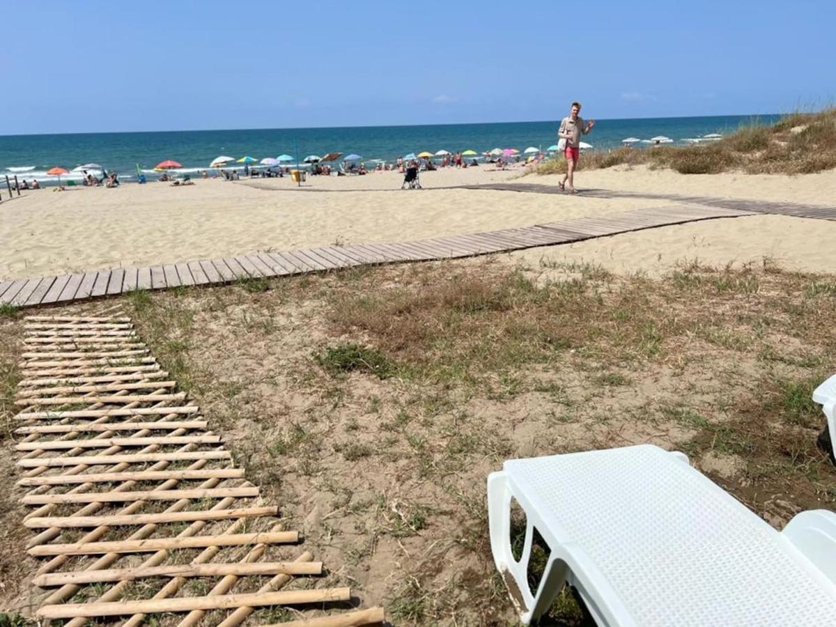 Wohnung Mit Direktem Meerzugang Torvaianica Bagian luar foto
